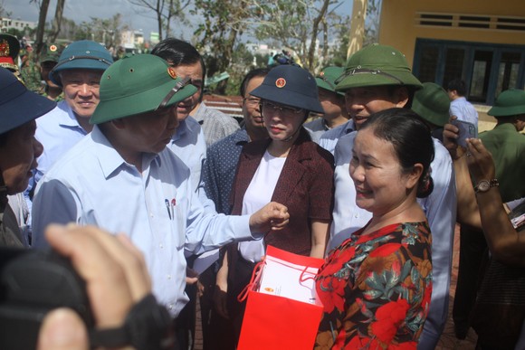 Thủ tướng Nguyễn Xuân Phúc thăm và tặng quà đồng bào Quảng Nam, Quảng Ngãi thiệt hại do bão số 9 ảnh 6