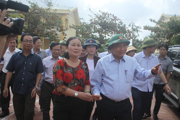 Thủ tướng Nguyễn Xuân Phúc thăm và tặng quà đồng bào Quảng Nam, Quảng Ngãi thiệt hại do bão số 9 ảnh 5