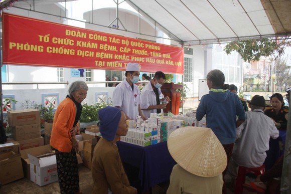 Đoàn công tác Bộ Quốc phòng khám, phát thuốc cho người dân tỉnh Quảng Ngãi khắc phục hậu quả bão số 9 ảnh 1