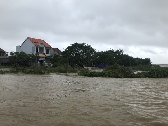 Nước lũ dâng cao, nhiều nơi ở Quảng Ngãi bị ngập sâu ảnh 7