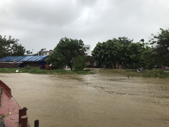 Nước lũ dâng cao, nhiều nơi ở Quảng Ngãi bị ngập sâu ảnh 11