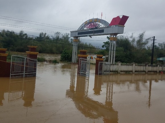 Nước lũ dâng cao, nhiều nơi ở Quảng Ngãi bị ngập sâu ảnh 1