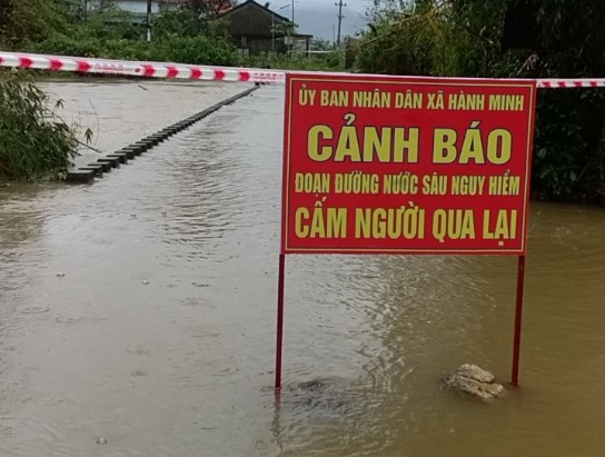 Nước lũ dâng cao, nhiều nơi ở Quảng Ngãi bị ngập sâu ảnh 3