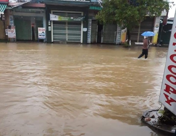 Nước lũ dâng cao, nhiều nơi ở Quảng Ngãi bị ngập sâu ảnh 2