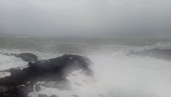 Hàng trăm người dân đảo Cồn Cỏ di tản xuống hầm trú bão ảnh 5