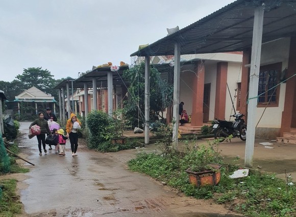 Hàng trăm người dân đảo Cồn Cỏ di tản xuống hầm trú bão ảnh 1