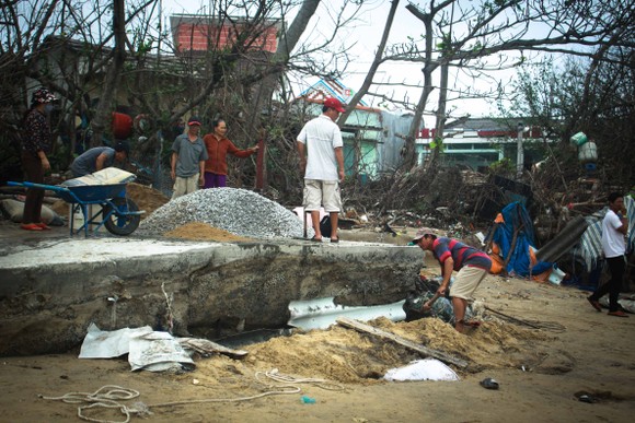 Triều cường, sóng lớn đánh sập nhà dân ở Quảng Ngãi ảnh 14
