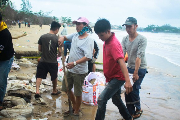 Triều cường, sóng lớn đánh sập nhà dân ở Quảng Ngãi ảnh 8