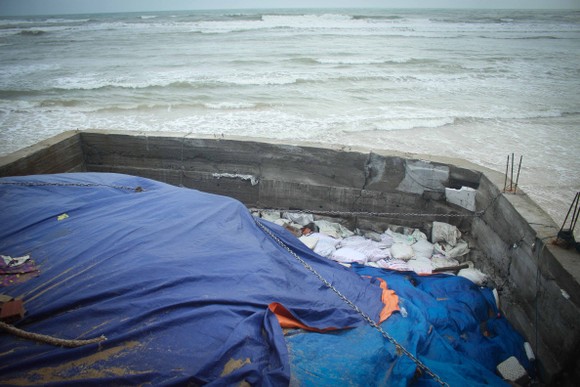 Triều cường, sóng lớn đánh sập nhà dân ở Quảng Ngãi ảnh 9