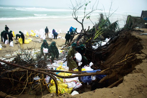 Bộ đội giúp dân chống sạt lở bờ biển Bình Hải ảnh 4