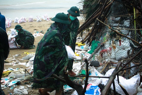 Bộ đội giúp dân chống sạt lở bờ biển Bình Hải ảnh 7