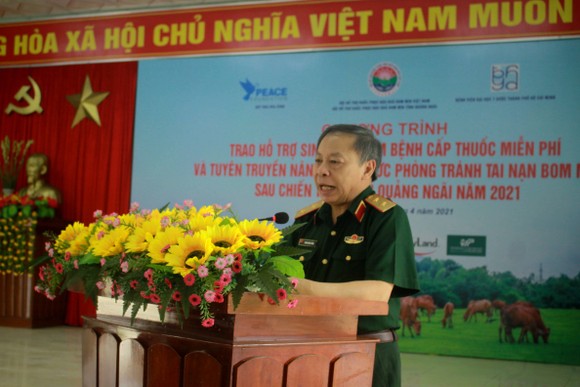 Hội Hỗ trợ khắc phục hậu quả bom mìn Việt Nam trao hỗ trợ sinh kế cho nhân dân Quảng Ngãi ảnh 1