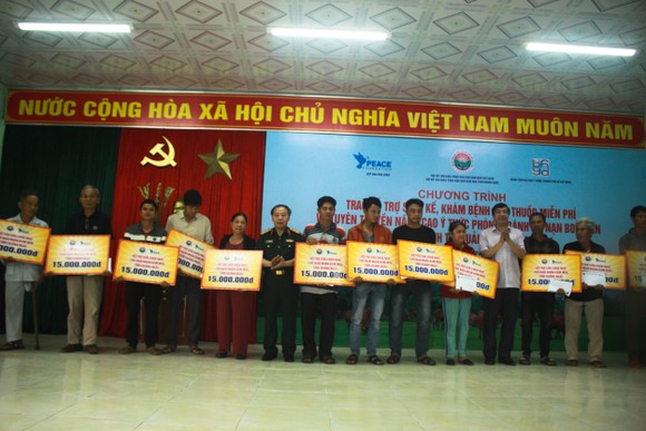 Hội Hỗ trợ khắc phục hậu quả bom mìn Việt Nam trao hỗ trợ sinh kế cho nhân dân Quảng Ngãi ảnh 3