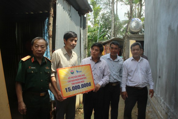 Hội Hỗ trợ khắc phục hậu quả bom mìn Việt Nam trao hỗ trợ sinh kế cho nhân dân Quảng Ngãi ảnh 4