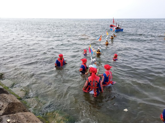Lễ hội đua thuyền tứ linh Lý Sơn được công nhận là di sản văn hóa phi vật thể quốc gia ảnh 16