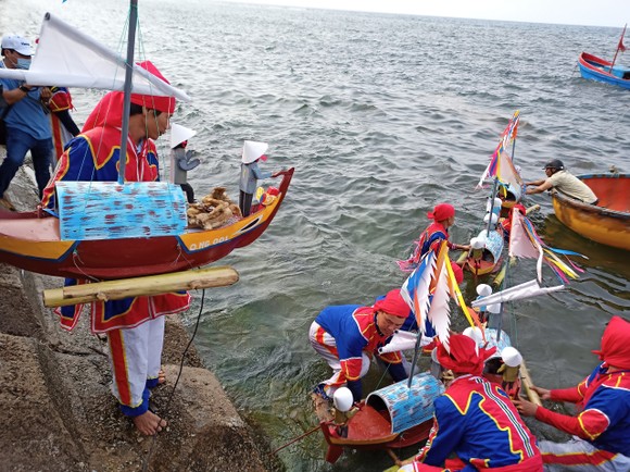 Lễ hội đua thuyền tứ linh Lý Sơn được công nhận là di sản văn hóa phi vật thể quốc gia ảnh 15