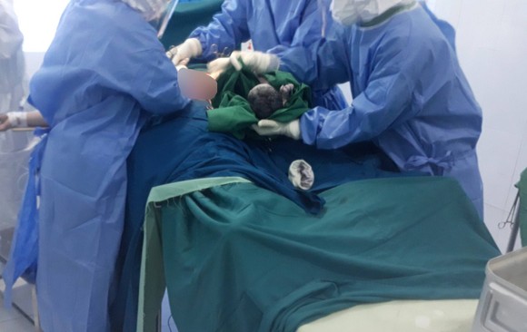 Quảng Ngãi: Bệnh nhân Covid-19 sinh em bé nặng 3kg tại khu điều trị đặc biệt ảnh 1
