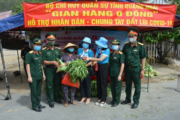 Quảng Ngãi: 'Gian hàng 0 đồng' thắm tình quân dân ảnh 1