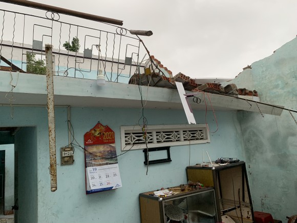 Quảng Ngãi: Lốc xoáy làm nhà dân ven biển bị tốc mái, ngã đổ cây ảnh 1