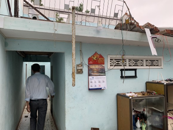 Quảng Ngãi: Lốc xoáy làm nhà dân ven biển bị tốc mái, ngã đổ cây ảnh 4