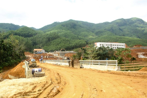 Quảng Ngãi: Hàng ngàn hộ dân cần di dời khỏi điểm sạt lở, nguy cơ sạt lở ảnh 5