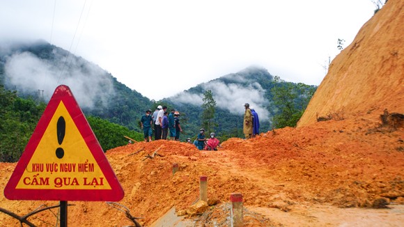 Quảng Ngãi: Hàng ngàn hộ dân cần di dời khỏi điểm sạt lở, nguy cơ sạt lở ảnh 3