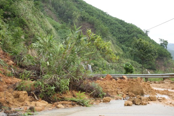 Quảng Ngãi: Giúp dân khắc phục hậu quả lốc xoáy ảnh 14