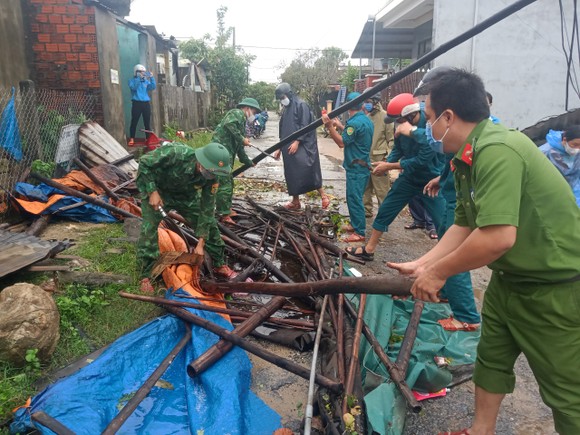Quảng Ngãi: Giúp dân khắc phục hậu quả lốc xoáy ảnh 9