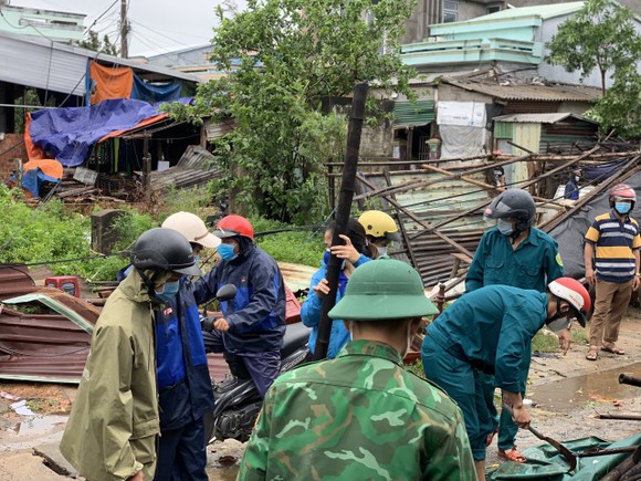 Quảng Ngãi: Giúp dân khắc phục hậu quả lốc xoáy ảnh 12