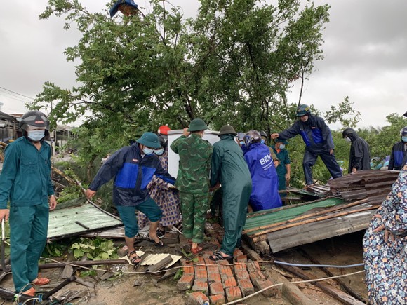 Quảng Ngãi: Giúp dân khắc phục hậu quả lốc xoáy ảnh 13