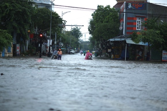 Nhiều tuyến đường tại TP Quảng Ngãi bị ngập do mưa lớn ảnh 2