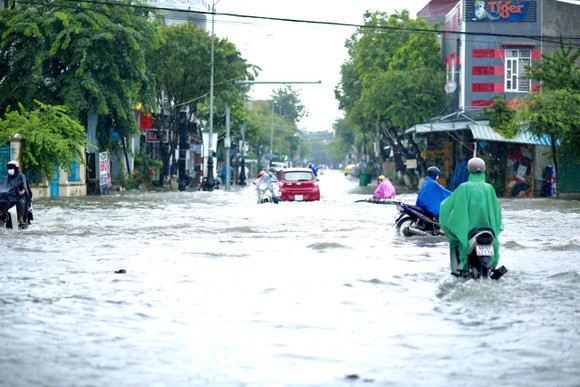 Nhiều tuyến đường tại TP Quảng Ngãi bị ngập do mưa lớn ảnh 4