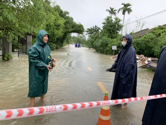 Nhiều tuyến đường tại TP Quảng Ngãi bị ngập do mưa lớn ảnh 1