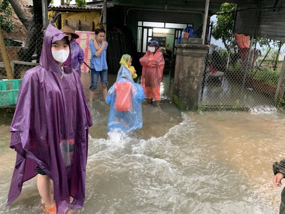 Nhiều tuyến đường tại TP Quảng Ngãi bị ngập do mưa lớn ảnh 9