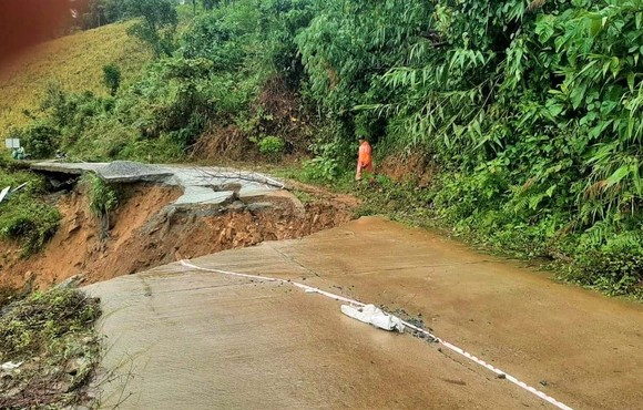 Quảng Ngãi: Tìm đường xuyên núi tiếp cận người dân bị cô lập do mưa lớn ảnh 1