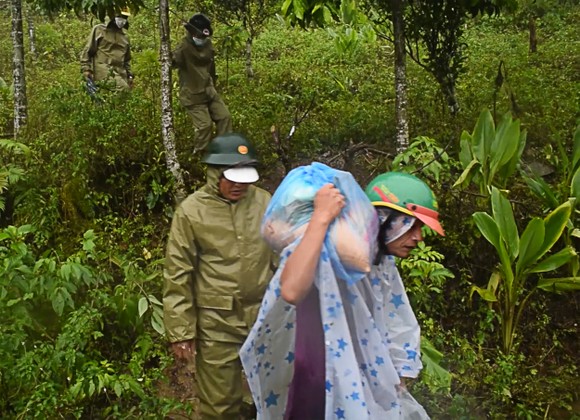 Quảng Ngãi: Tìm đường xuyên núi tiếp cận người dân bị cô lập do mưa lớn ảnh 5