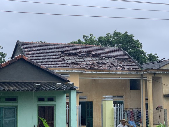 Quảng Ngãi: Lốc xoáy tốc mái, hư hỏng 48 nhà dân  ảnh 1
