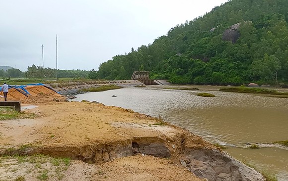 Quảng Ngãi: Mưa lũ gây sạt lở đê ngăn mặn ảnh 1
