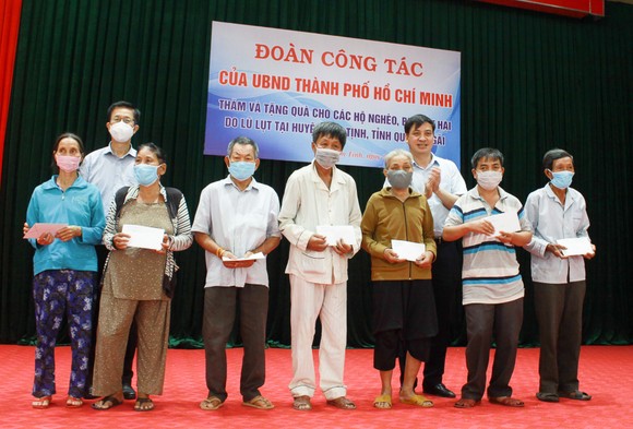 Đoàn công tác Ban Thường vụ Thành ủy TPHCM tặng 100 suất quà cho hộ nghèo, thiệt hại lũ lụt tại Quảng Ngãi ảnh 2