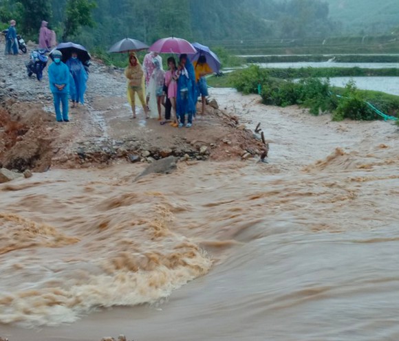 Quảng Ngãi: Một xã bị cô lập do mưa lớn làm cầu đường bị đứt gãy, sụt lún ảnh 2