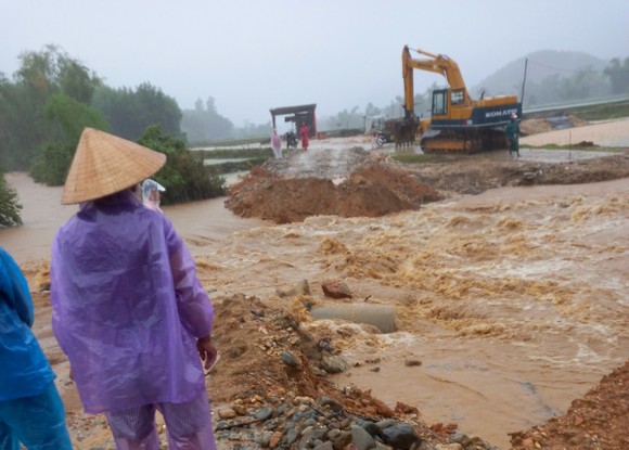 Quảng Ngãi: Một xã bị cô lập do mưa lớn làm cầu đường bị đứt gãy, sụt lún ảnh 3