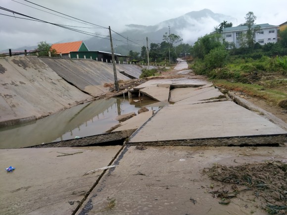 Quảng Ngãi: Một xã bị cô lập do mưa lớn làm cầu đường bị đứt gãy, sụt lún ảnh 1