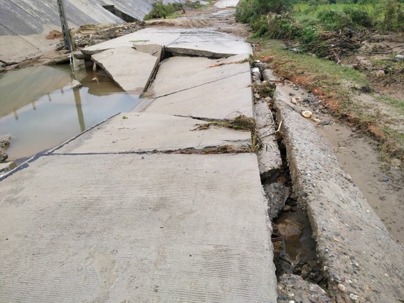 Quảng Ngãi: Một xã bị cô lập do mưa lớn làm cầu đường bị đứt gãy, sụt lún ảnh 4