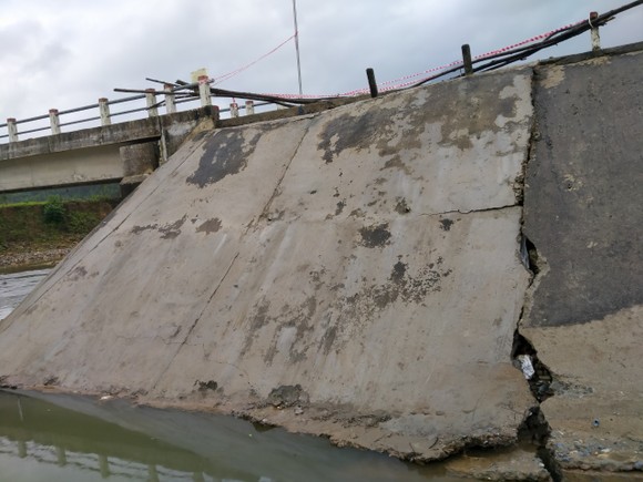 Quảng Ngãi: Một xã bị cô lập do mưa lớn làm cầu đường bị đứt gãy, sụt lún ảnh 5