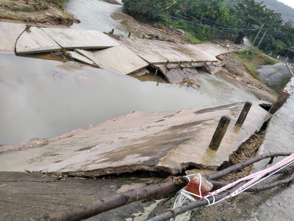 Quảng Ngãi: Một xã bị cô lập do mưa lớn làm cầu đường bị đứt gãy, sụt lún ảnh 6