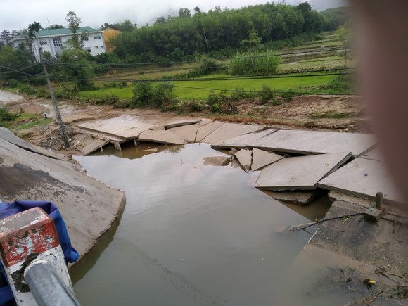 Quảng Ngãi: Một xã bị cô lập do mưa lớn làm cầu đường bị đứt gãy, sụt lún ảnh 7