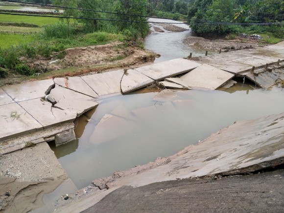 Quảng Ngãi: Một xã bị cô lập do mưa lớn làm cầu đường bị đứt gãy, sụt lún ảnh 9