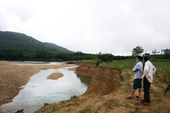Quảng Ngãi: Sạt lở nghiêm trọng bờ sông Trà Bồng ảnh 4