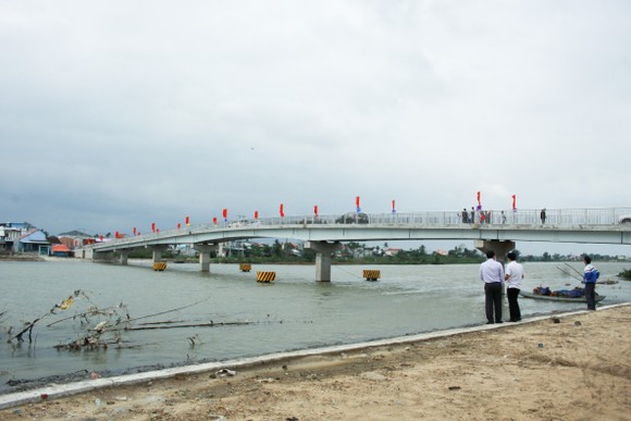 Quảng Ngãi: Đưa vào sử dụng cầu Đông Yên 3, nối liền đôi bờ sông Trà Bồng ảnh 2