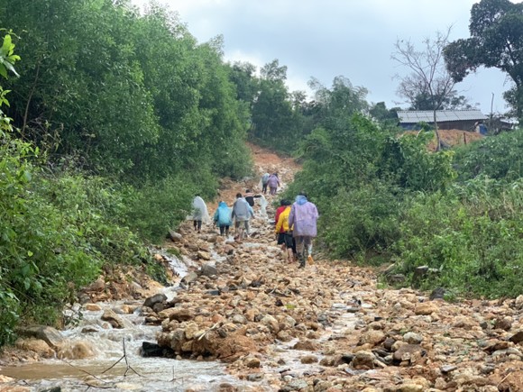 Quảng Ngãi: Sạt lở núi gây nguy hiểm cho 24 hộ dân ảnh 4